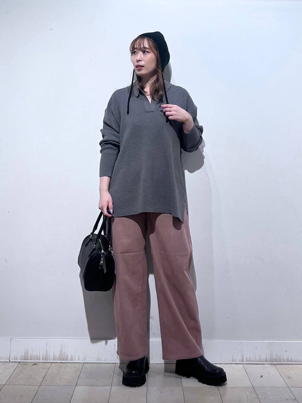 グレー系のカーディガン/ボレロ、ピンク系のその他パンツ、ホワイト系のTシャツ/カットソーを着用したレディースの秋コーディネートの9枚目の写真