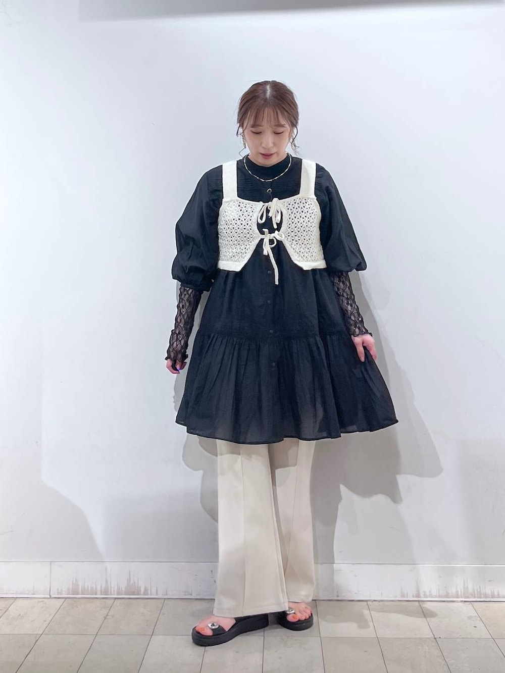 ホワイト系のその他トップス、ベージュ系のその他パンツ、ブラック系のTシャツ/カットソーを着用したレディースの夏コーディネートの4枚目の写真