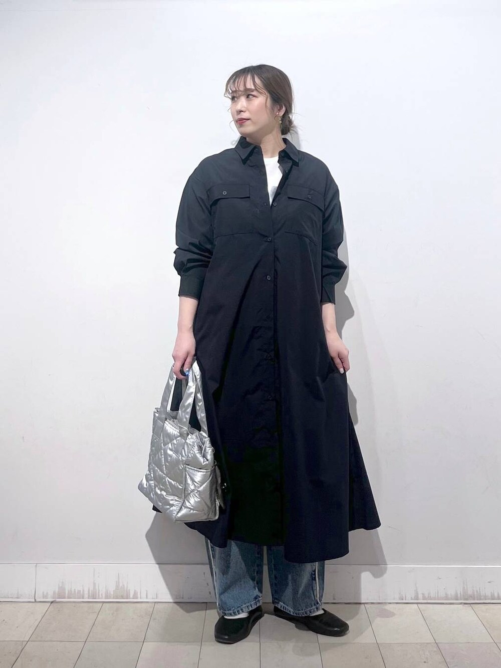 その他のパンプス、ホワイト系のデニムパンツ、ブルー系のワンピースを着用したレディースの春コーディネートの8枚目の写真