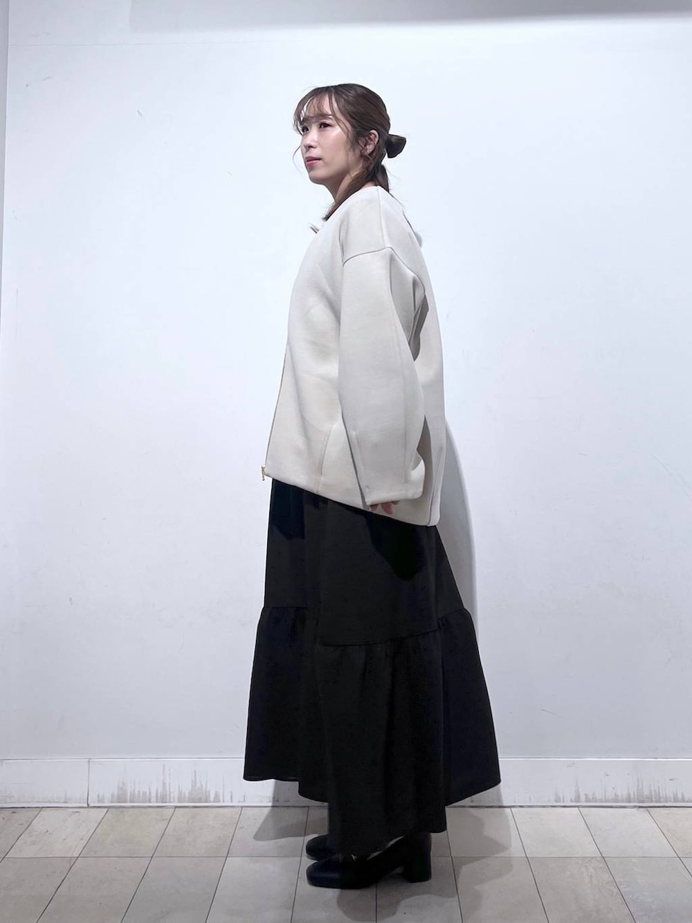 ホワイト系のショルダーバッグ、ブラック系のローファー、ホワイト系のブルゾンを着用したレディースの春コーディネートの8枚目の写真