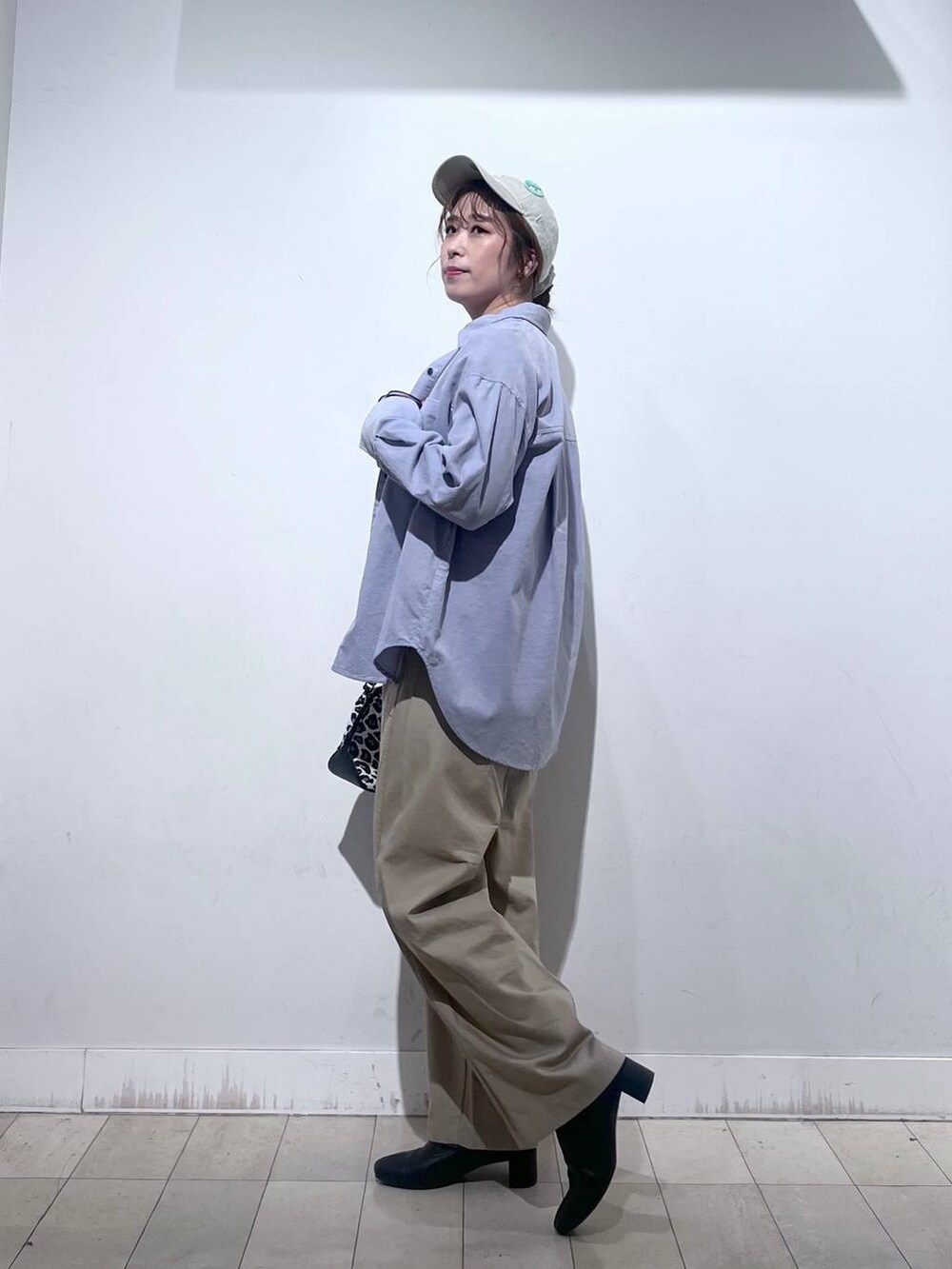 その他のショルダーバッグ、ブラック系のTシャツ/カットソー、ブラック系のブーツを着用したレディースの春コーディネートの3枚目の写真