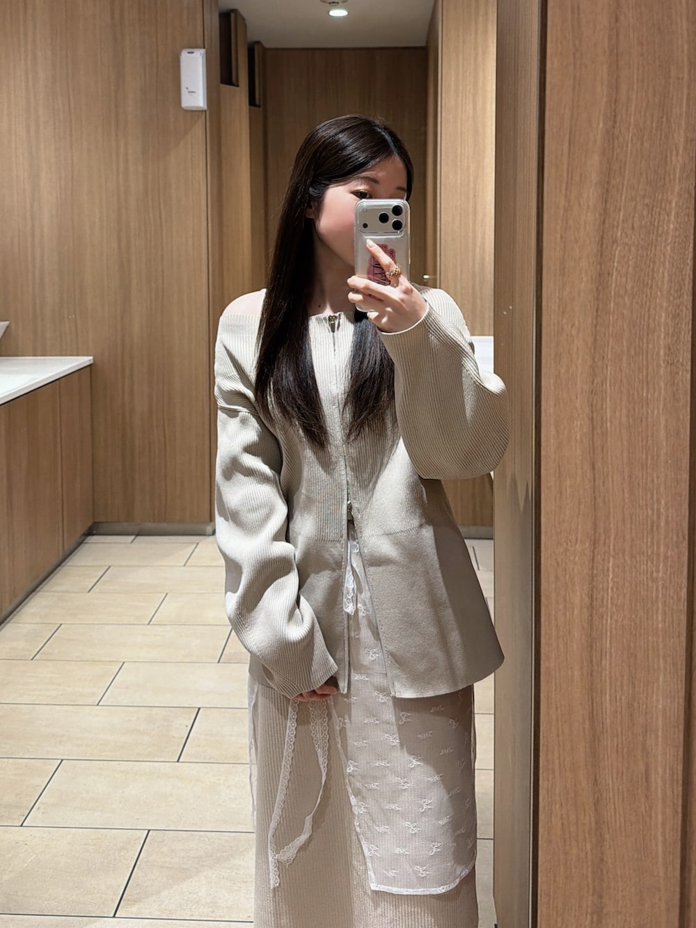 ベージュ系のカーディガン/ボレロ、ホワイト系のスニーカー、その他のスカートを着用したレディースの春コーディネートの3枚目の写真