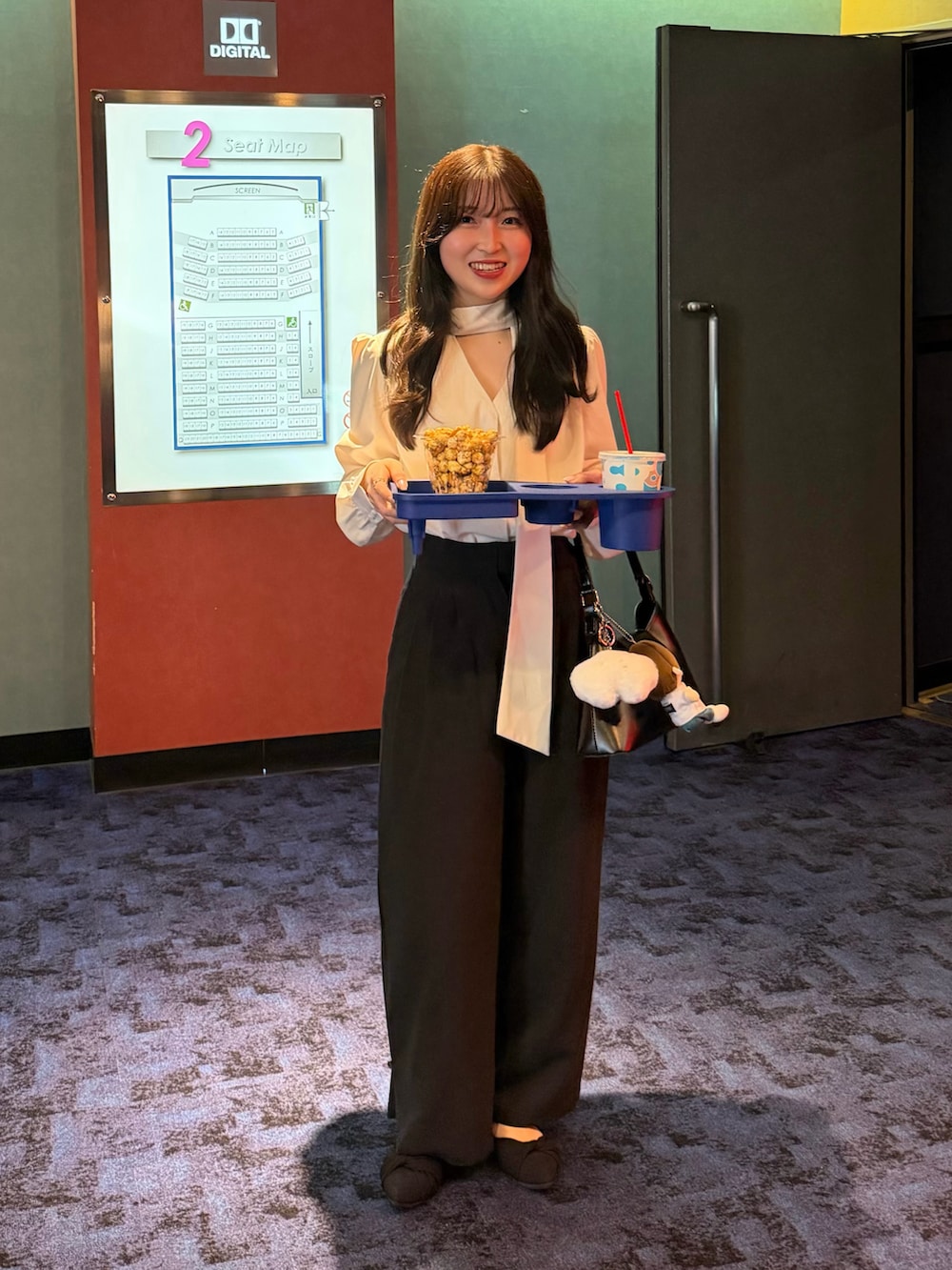 ホワイト系のシャツ/ブラウス、ブラック系のその他パンツ、ブラック系のハンドバッグを着用したレディースの春コーディネートの5枚目の写真