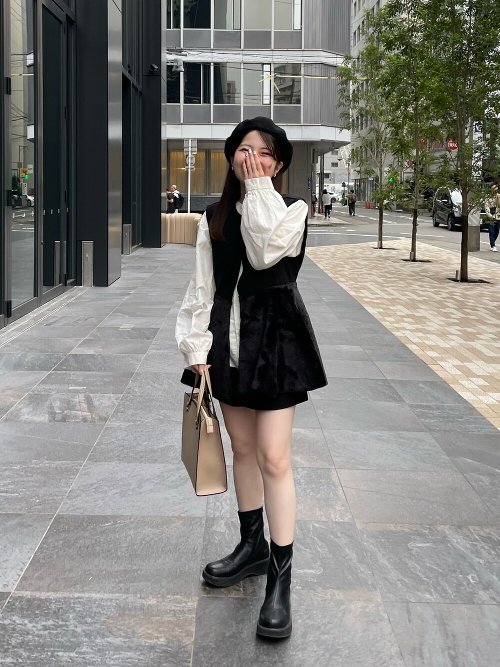 「秋コーデ、レイヤードスタイル、ジレ、休日スタイル、秋服、お出かけコーデ、パンツスタイル、着回しコーデ、秋っぽコーデ更新中、プチプラコーデ、低身長女子、モノトーンコーデ、ブーツ、おしゃ見えテクニック、ベレー帽」｜「Amiurのアイテム（シャツ/ブラウス、ホワイト系）」を使った、yukaさん（レディース・153cm）の秋コーディネートの3枚目の写真