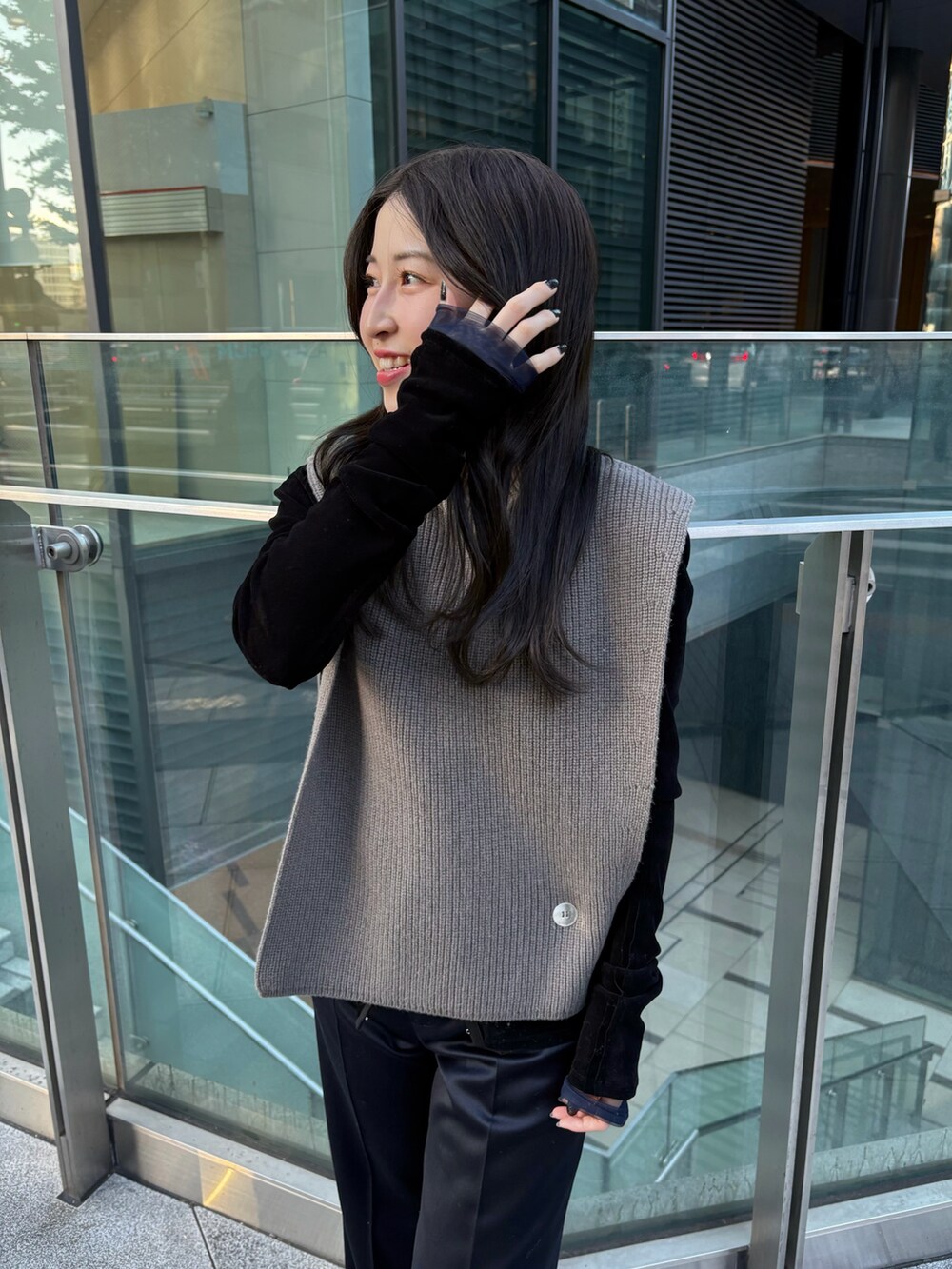 ブラック系のTシャツ/カットソー、グレー系のその他アウター、ブルー系のその他パンツを着用したレディースの秋コーディネートの4枚目の写真