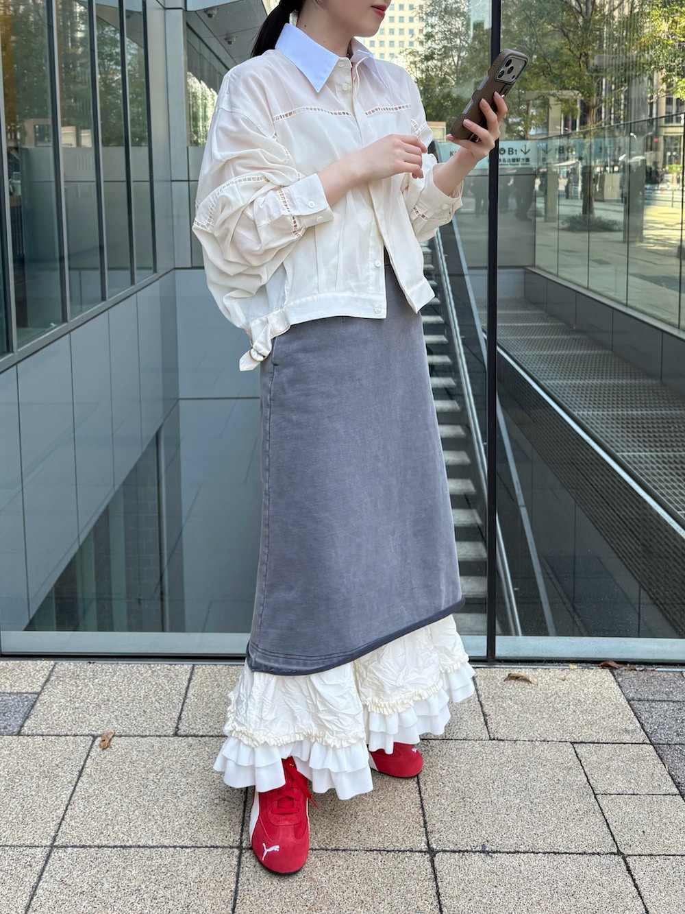 ブラック系のシャツ/ブラウス、ホワイト系のキャミソール、グレー系のスカートを着用したレディースの春コーディネートの2枚目の写真