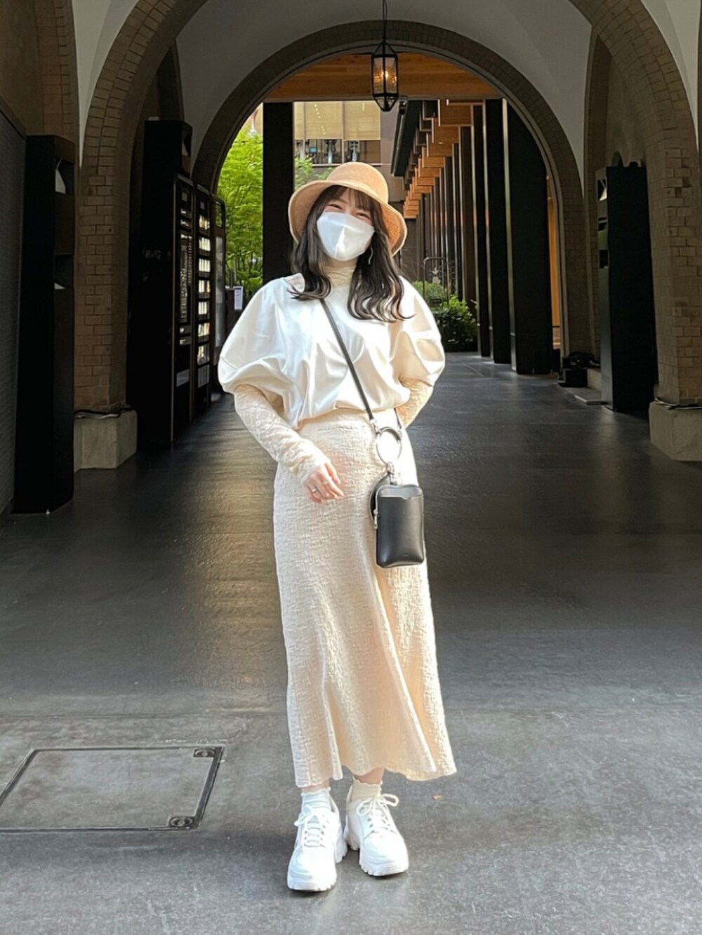 ホワイト系のトップス、ホワイト系のTシャツ/カットソー、ホワイト系のスカートを着用したレディースの夏コーディネートの2枚目の写真