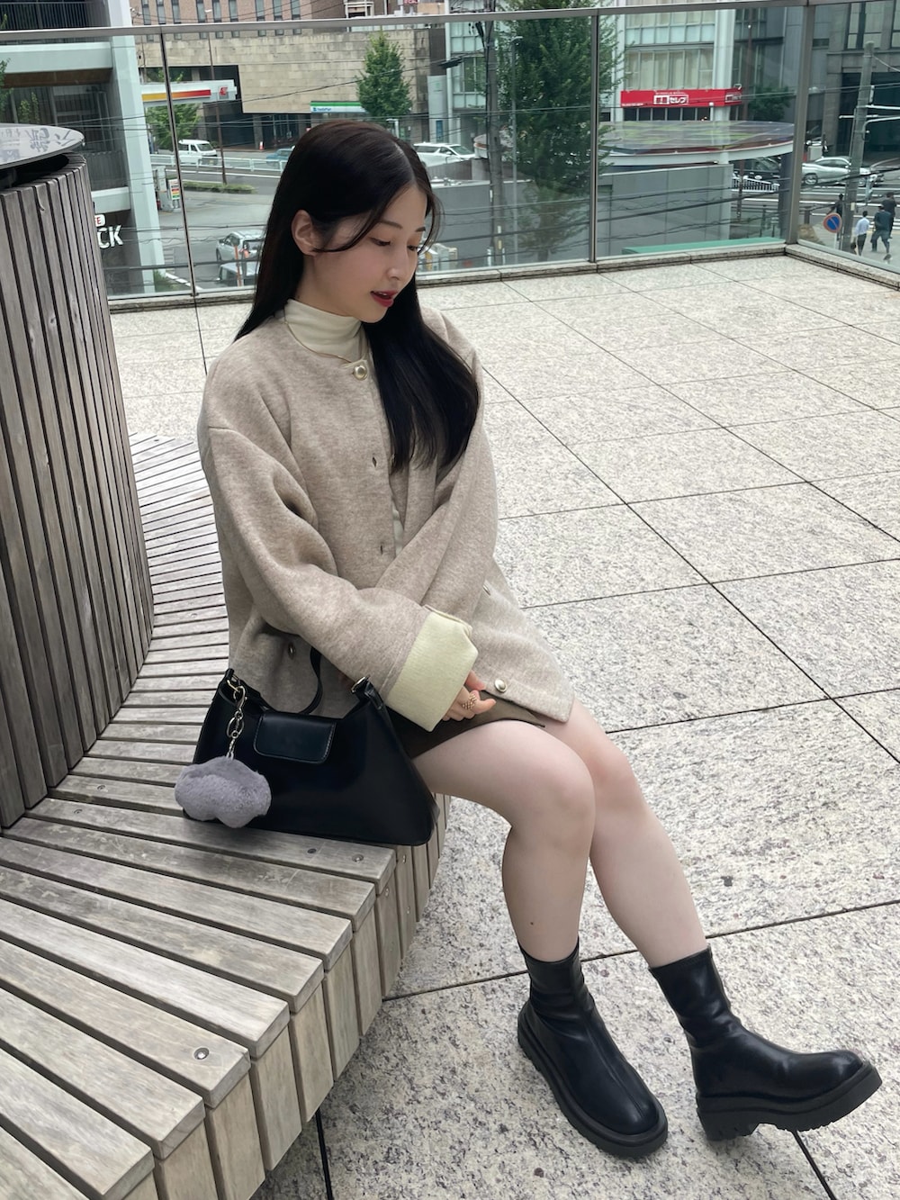 ベージュ系のカーディガン/ボレロ、ブラック系のブーツ、ホワイト系のTシャツ/カットソーを着用したレディースの秋コーディネートの4枚目の写真