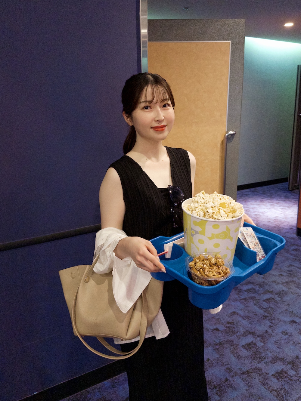 ブラック系のワンピース、ホワイト系のサンダル、ホワイト系のシャツ/ブラウスを着用したレディースの夏コーディネートの5枚目の写真