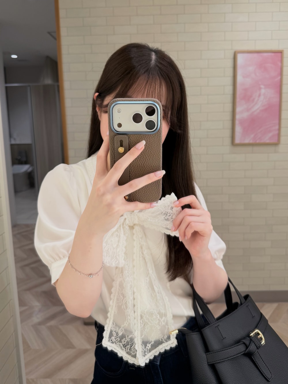 ホワイト系のシャツ/ブラウス、ブラック系のショルダーバッグ、ブルー系のパンツを着用したレディースの春コーディネートの3枚目の写真