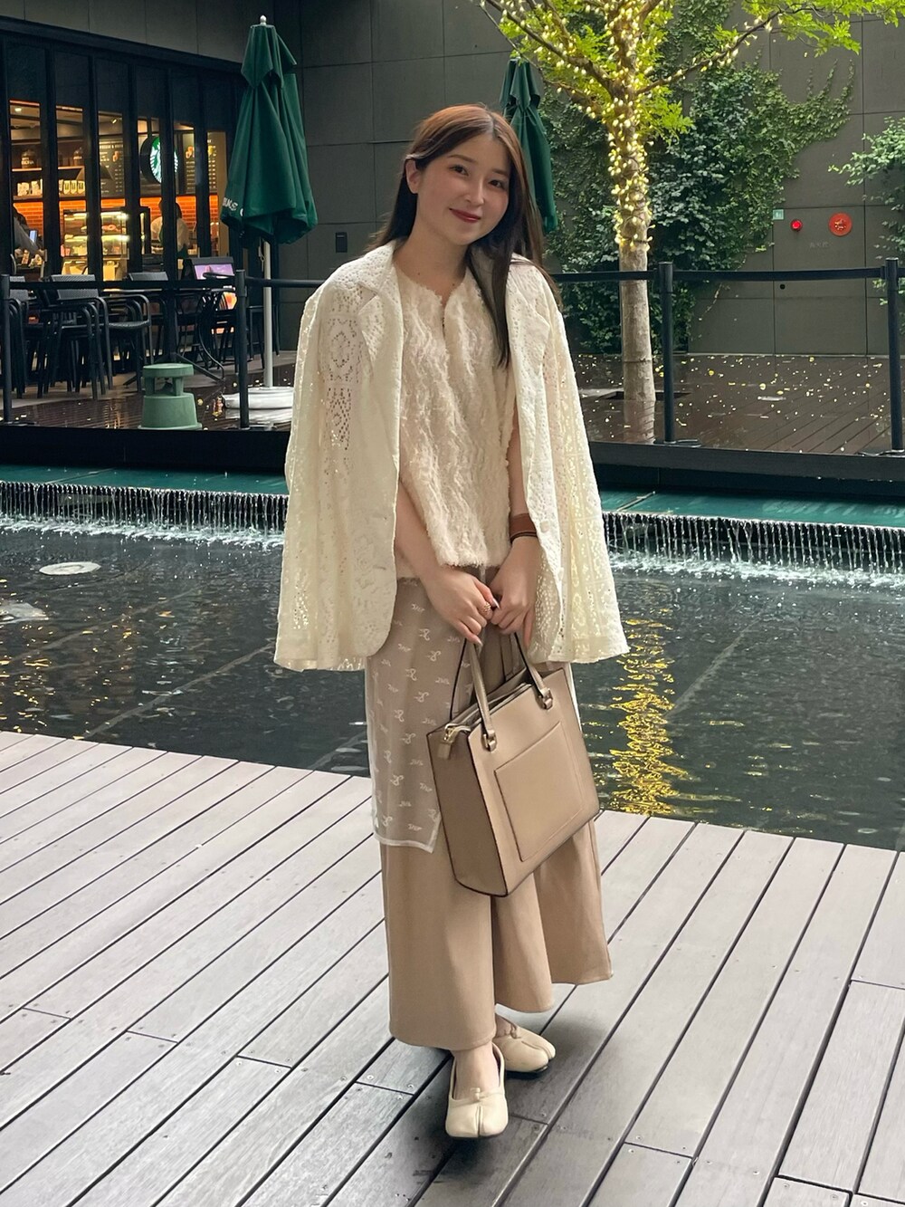 ホワイト系のシャツ/ブラウス、ベージュ系のワンピース、ベージュ系のテーラードジャケットを着用したレディースの春コーディネートの2枚目の写真