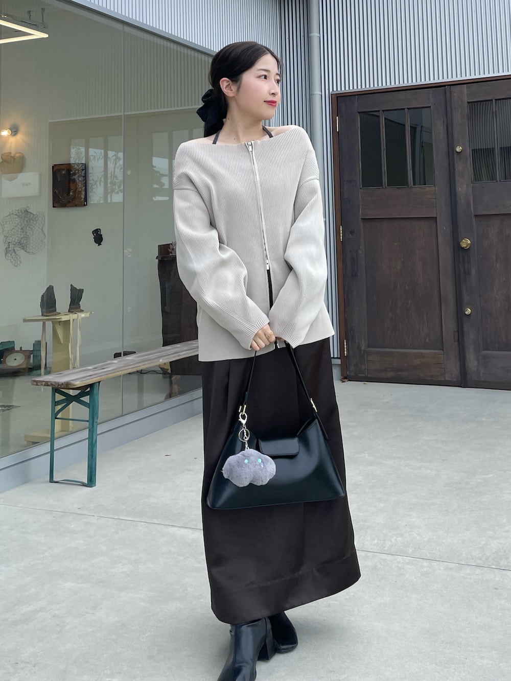 ベージュ系のカーディガン/ボレロ、ブラック系のブーツ、グレー系のTシャツ/カットソーを着用したレディースの秋コーディネートの3枚目の写真