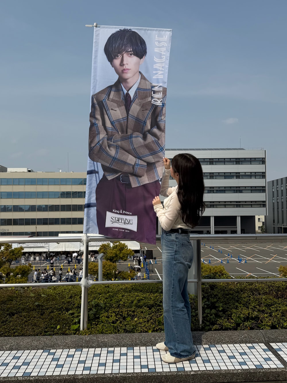 ホワイト系のTシャツ/カットソー、ブルー系のその他パンツ、ホワイト系のスニーカーを着用したレディースの春コーディネートの3枚目の写真