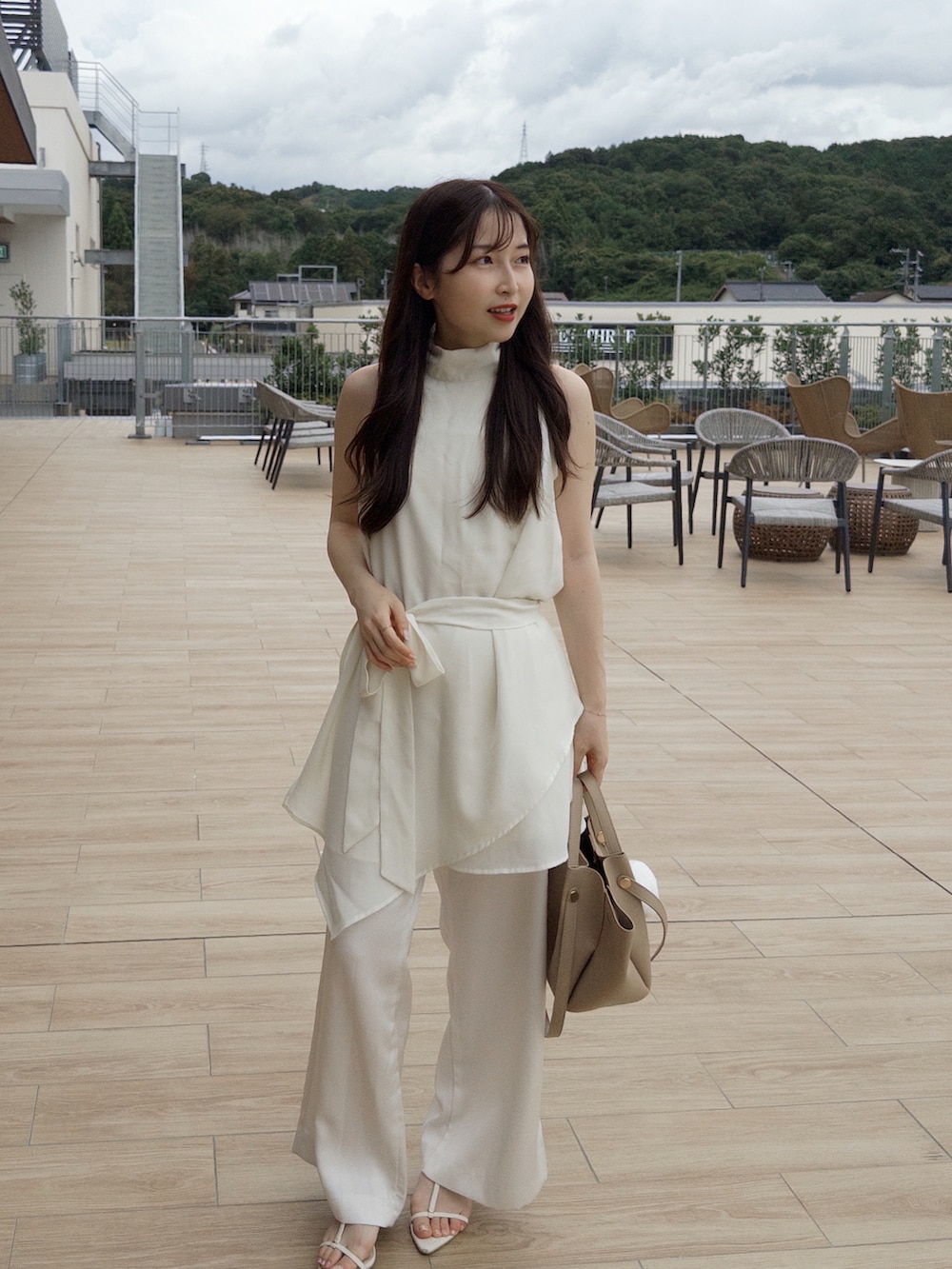 ホワイト系のワンピース、ホワイト系のその他パンツ、ホワイト系のサンダルを着用したレディースの夏コーディネートの5枚目の写真