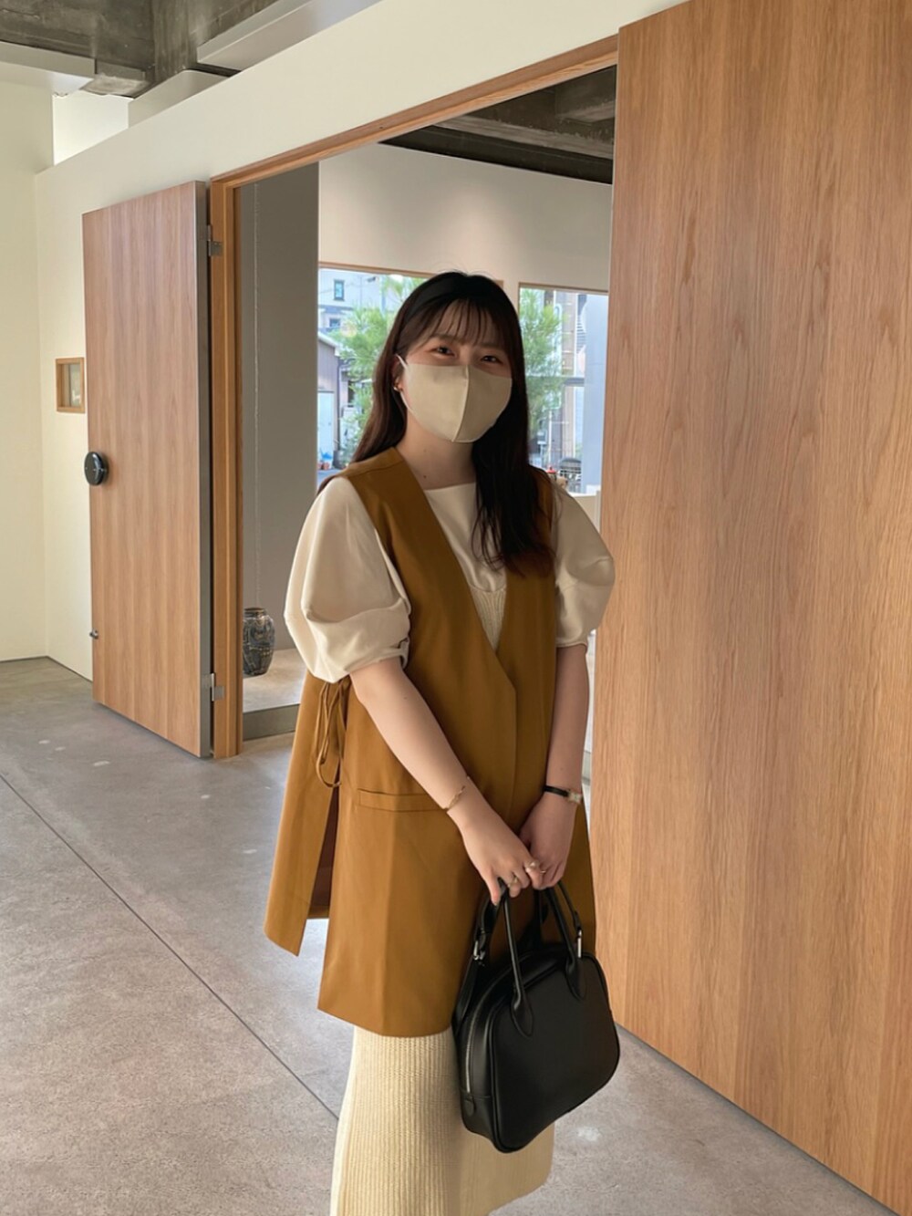 ホワイト系のTシャツ/カットソー、ホワイト系のワンピース、イエロー系のベストを着用したレディースの夏コーディネートの2枚目の写真