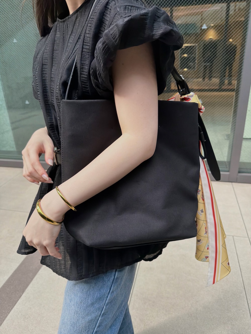 ブラック系のシャツ/ブラウス、ブラック系のTシャツ/カットソー、ブルー系のその他パンツを着用したレディースの春コーディネートの3枚目の写真