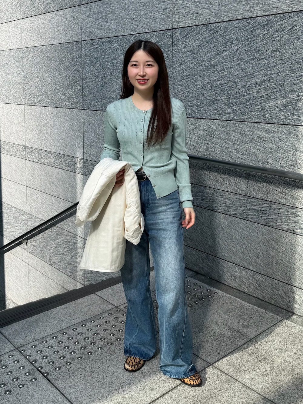 ブルー系のその他パンツ、ブルー系のニット/セーター、ホワイト系のシャツ/ブラウスを着用したレディースの春コーディネートの4枚目の写真