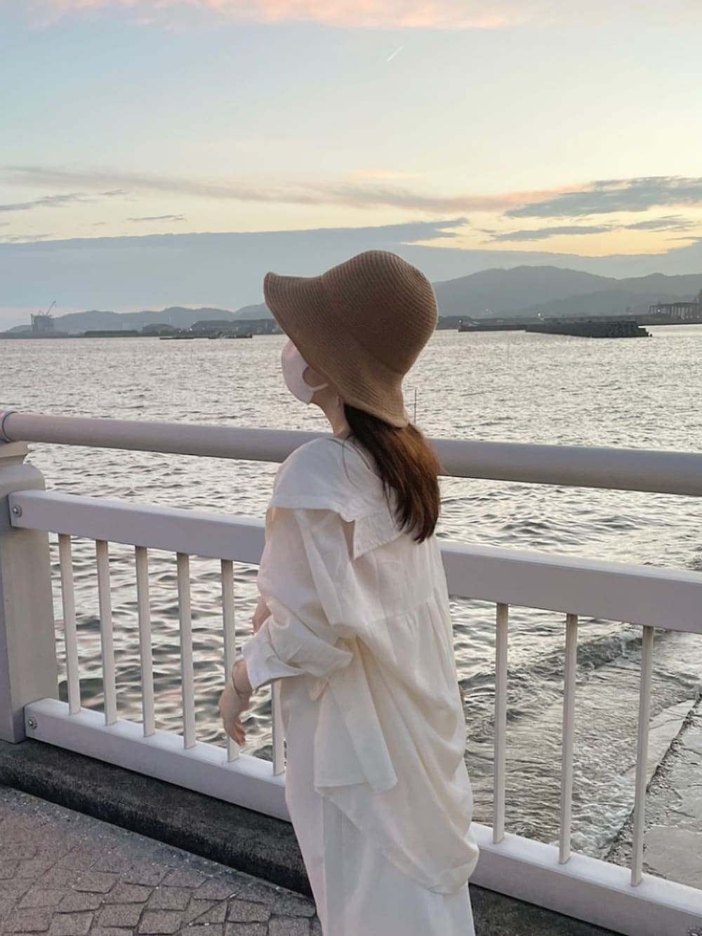 ホワイト系のワンピース、ホワイト系のシャツ/ブラウス、ブラウン系のショルダーバッグを着用したレディースの夏コーディネートの4枚目の写真