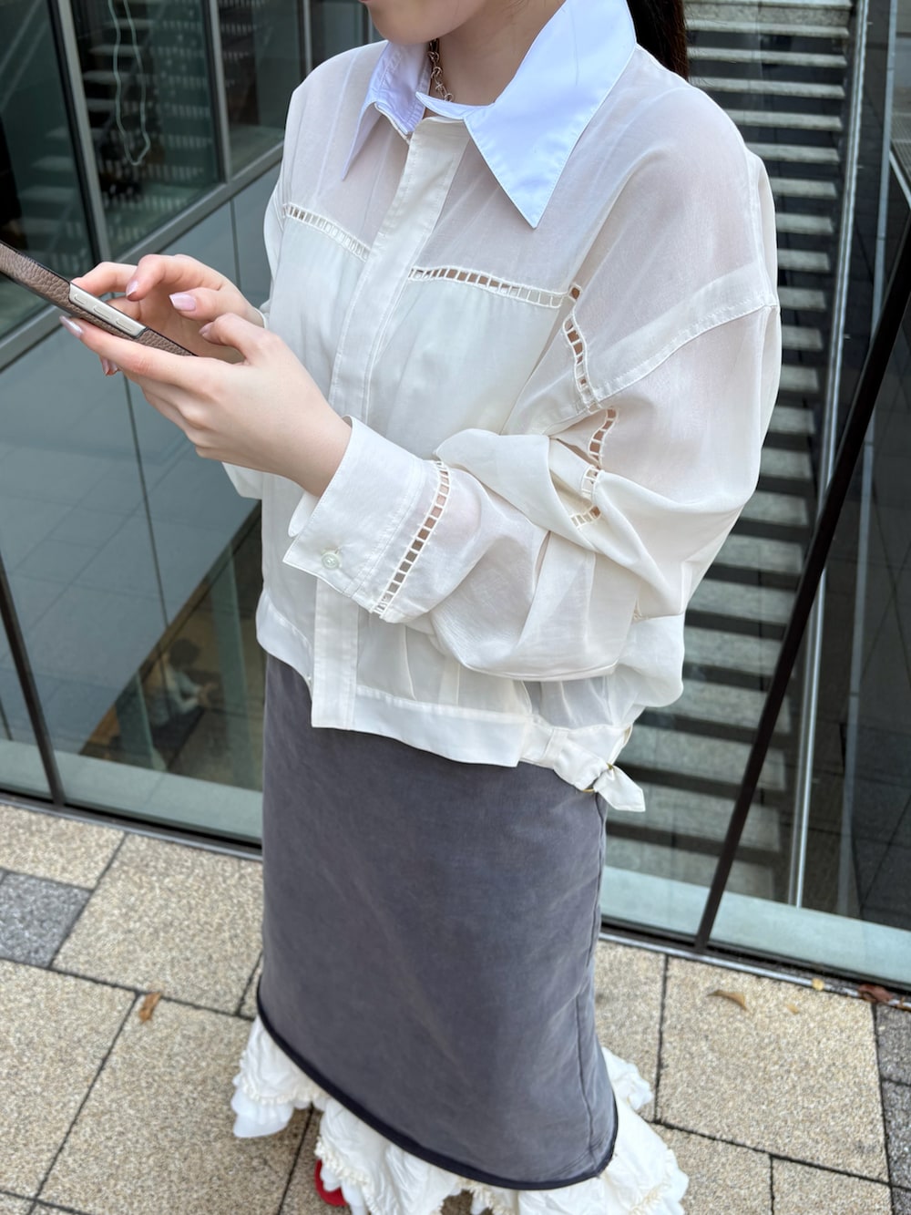 ブラック系のシャツ/ブラウス、ホワイト系のキャミソール、グレー系のスカートを着用したレディースの春コーディネートの3枚目の写真