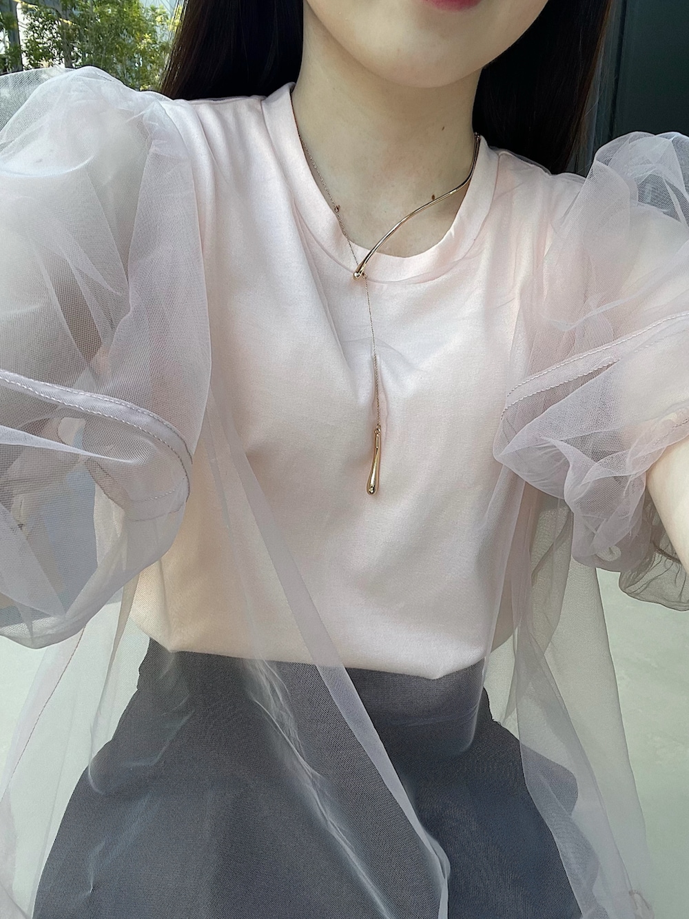 ピンク系のTシャツ/カットソー、ブラック系のその他パンツ、ブラック系のパンプスを着用したレディースの春コーディネートの3枚目の写真