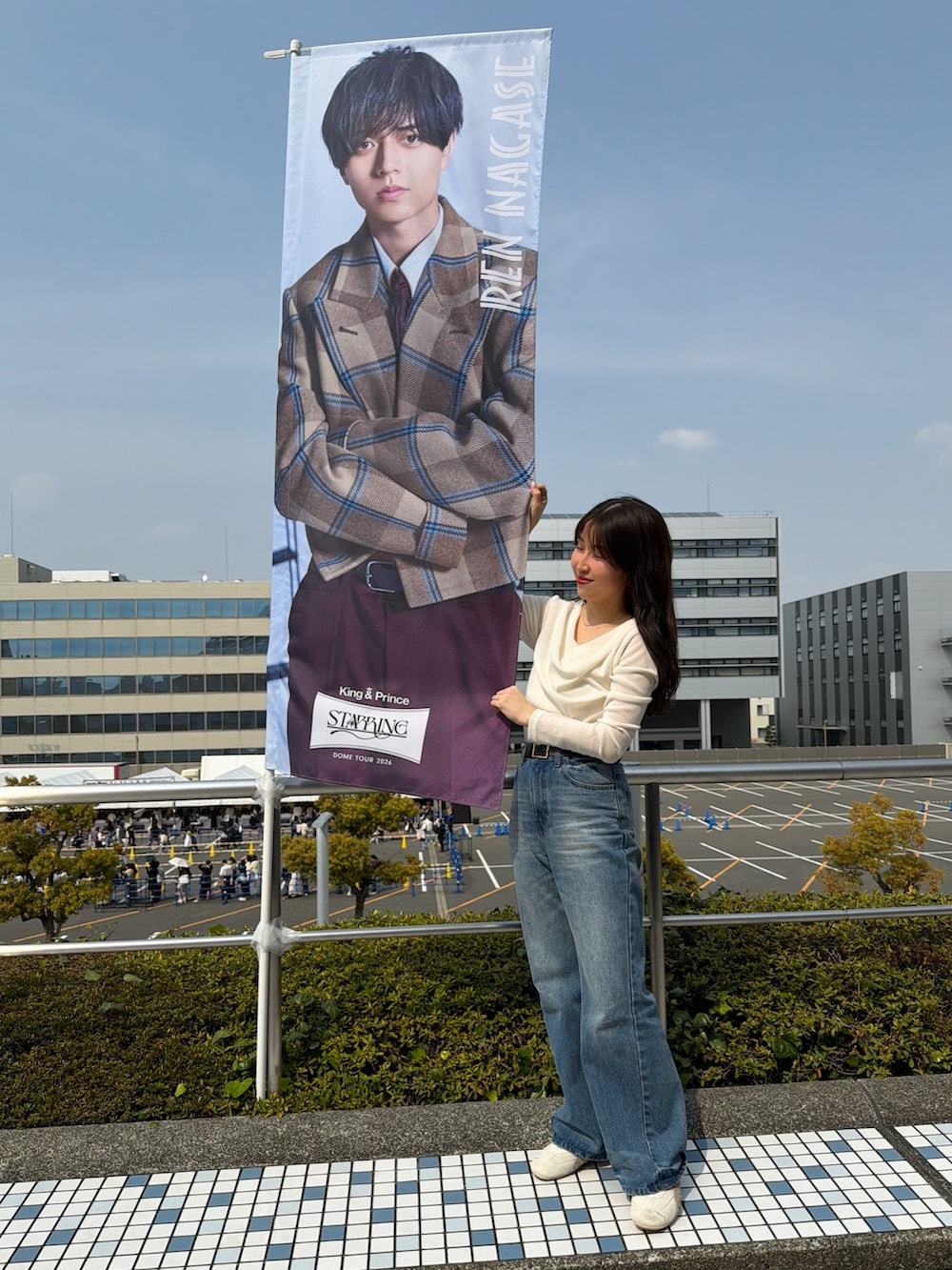 ホワイト系のTシャツ/カットソー、ブルー系のその他パンツ、ホワイト系のスニーカーを着用したレディースの春コーディネートの5枚目の写真