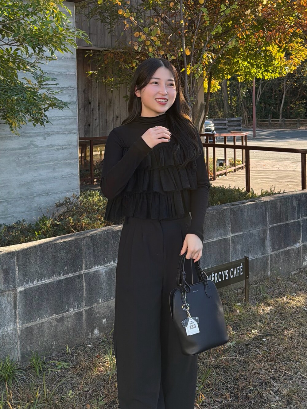 ブラック系のニット/セーター、ブラック系のブーツ、ブラック系のその他パンツを着用したレディースの秋コーディネートの3枚目の写真