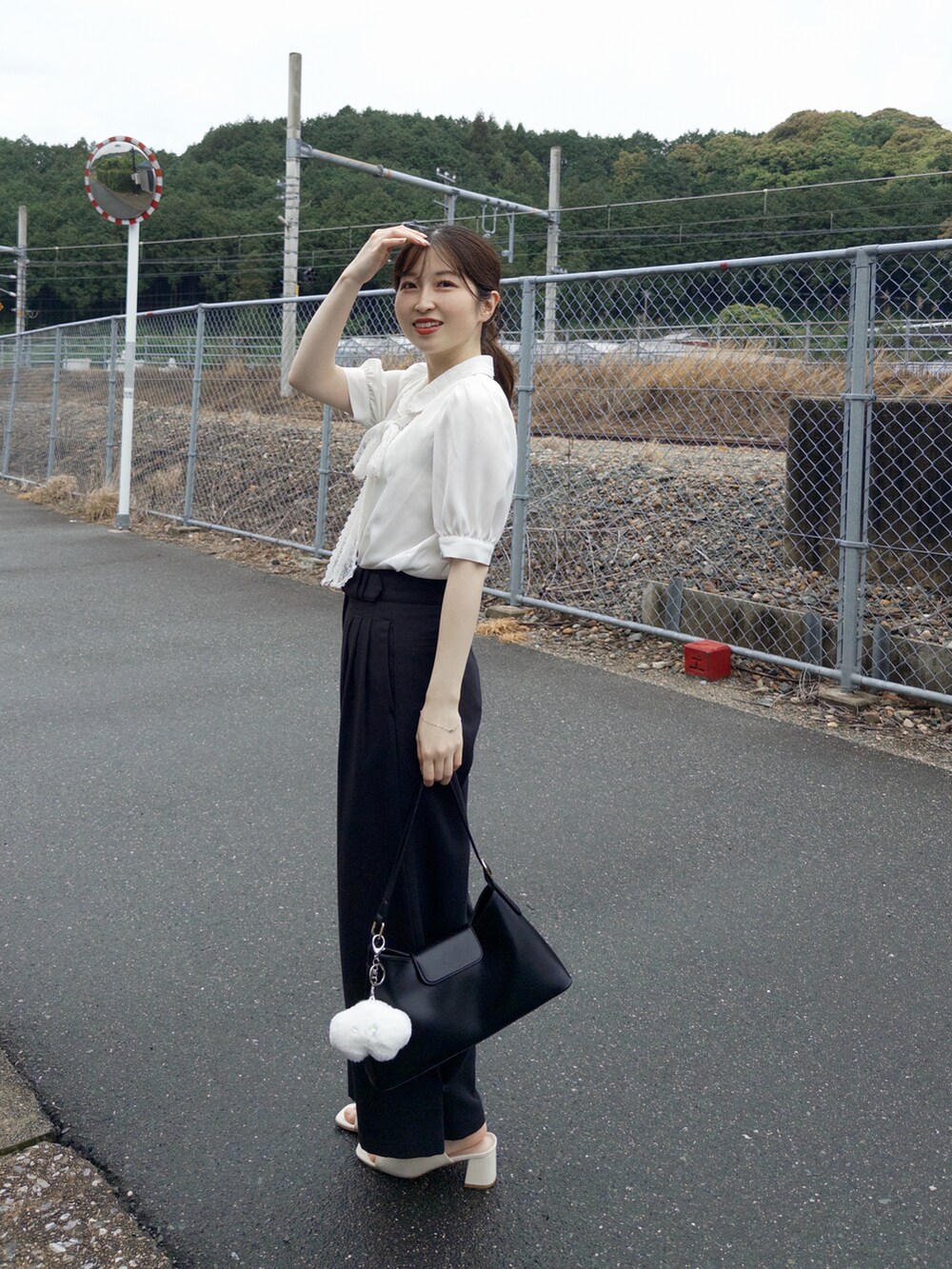 ホワイト系のシャツ/ブラウス、ブラック系のその他パンツ、ブラック系のハンドバッグを着用したレディースの春コーディネートの5枚目の写真