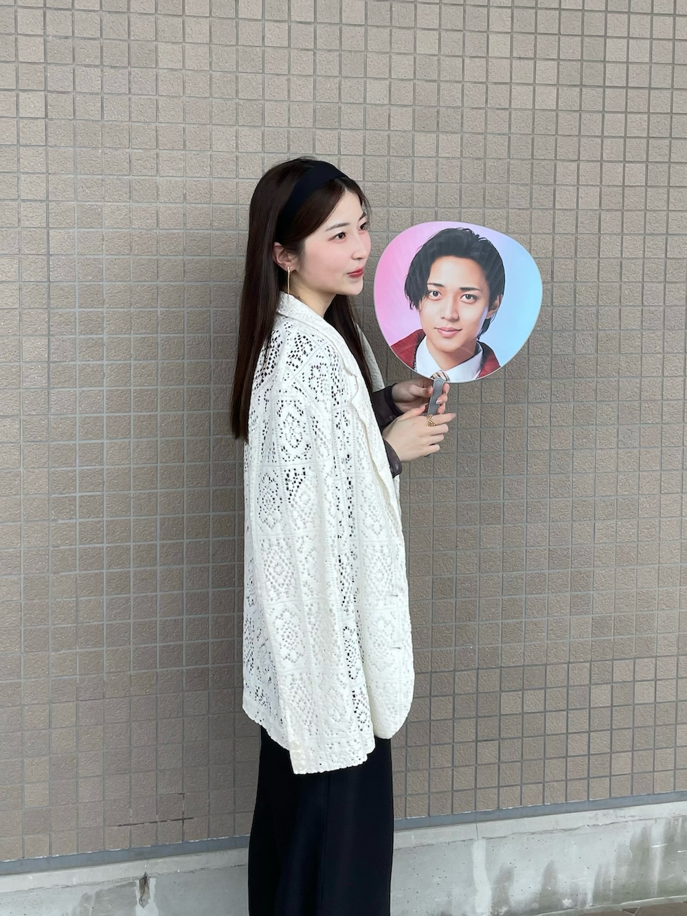 グレー系のTシャツ/カットソー、ブラック系のその他パンツ、ホワイト系のスニーカーを着用したレディースの春コーディネートの5枚目の写真