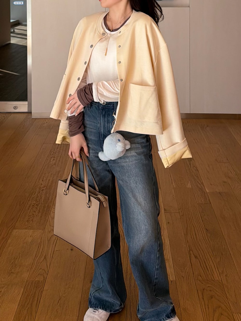 ホワイト系のカーディガン/ボレロ、ブルー系のその他パンツ、グレー系のスニーカーを着用したレディースの冬コーディネートの4枚目の写真