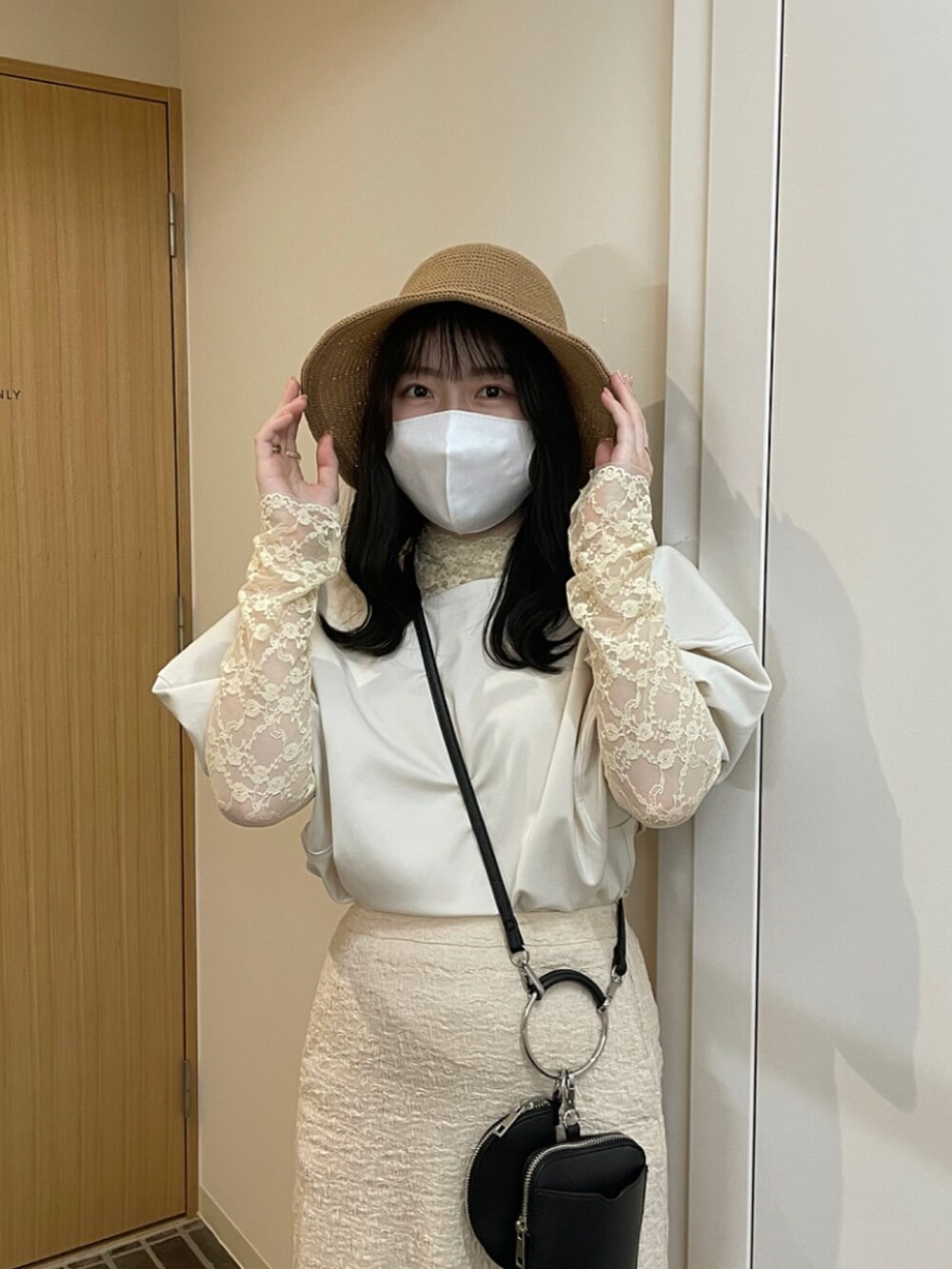 ホワイト系のトップス、ホワイト系のTシャツ/カットソー、ホワイト系のスカートを着用したレディースの夏コーディネートの3枚目の写真