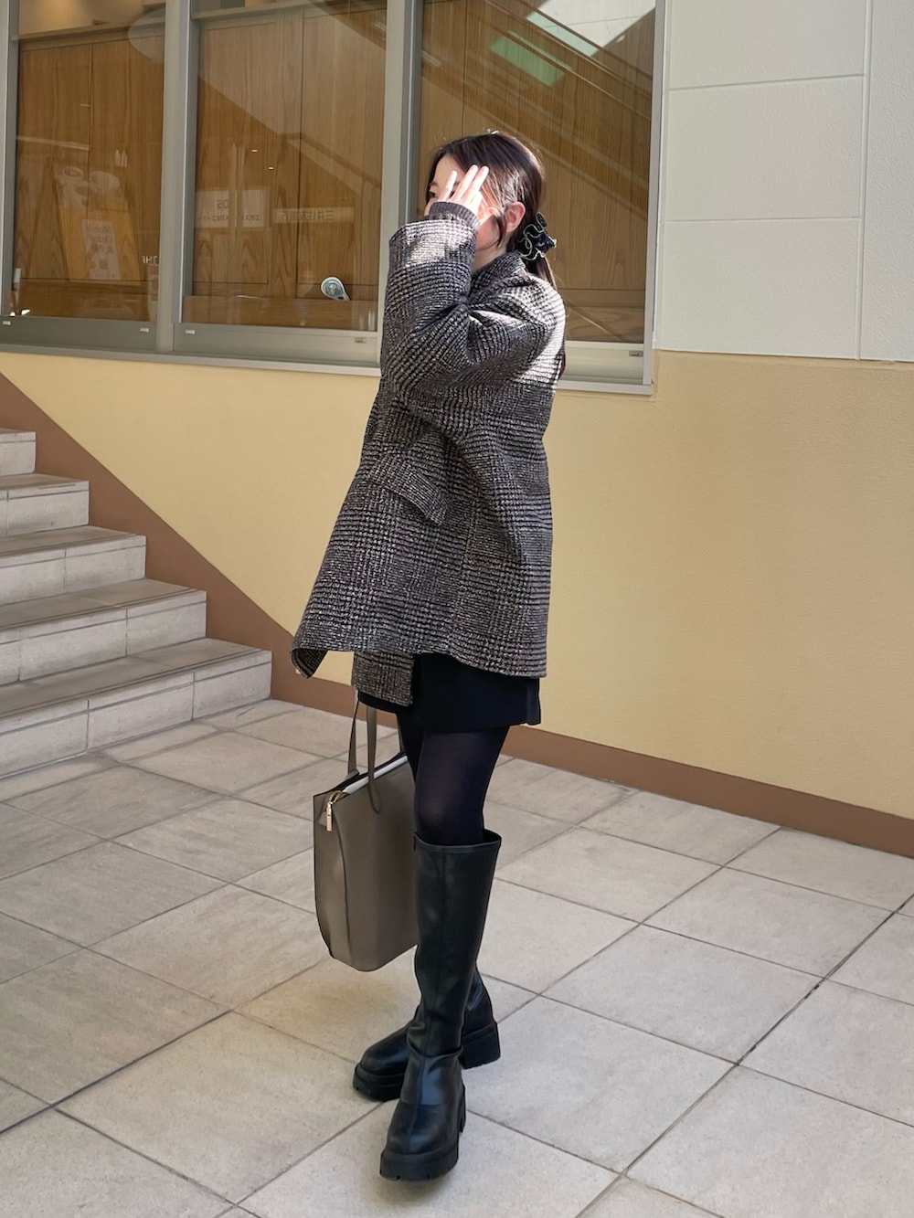 グレー系のニット/セーター、ブラック系のその他パンツ、ブラウン系のテーラードジャケットを着用したレディースの冬コーディネートの3枚目の写真