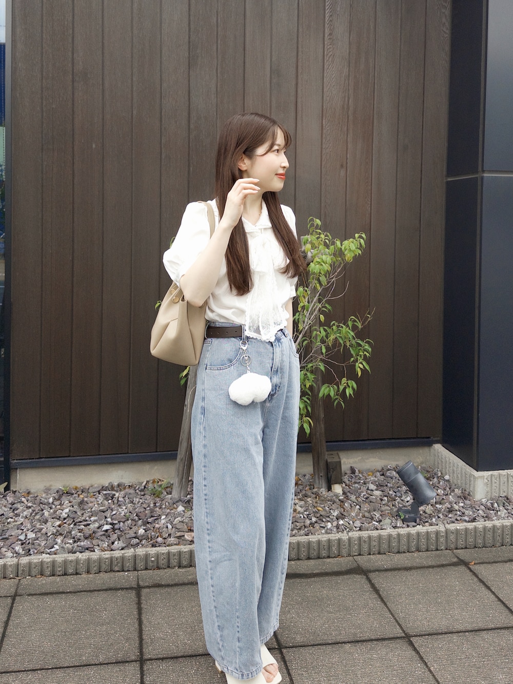 ホワイト系のシャツ/ブラウス、ブルー系のデニムパンツ、ベージュ系のトートバッグを着用したレディースの夏コーディネートの4枚目の写真