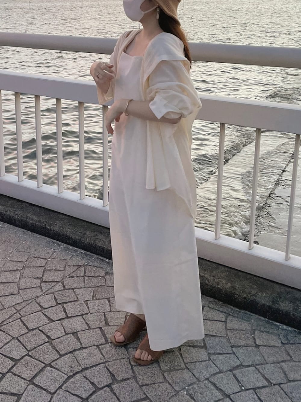 ホワイト系のワンピース、ホワイト系のシャツ/ブラウス、ブラウン系のショルダーバッグを着用したレディースの夏コーディネートの2枚目の写真