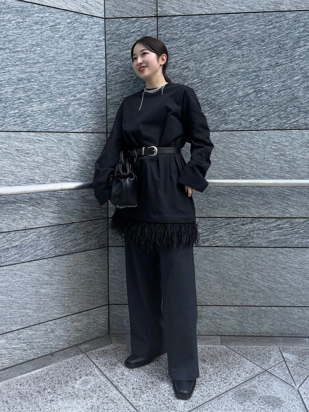 ブラック系のショルダーバッグ、グレー系のその他パンツ、ブラック系のワンピースを着用したレディースの冬コーディネートの2枚目の写真