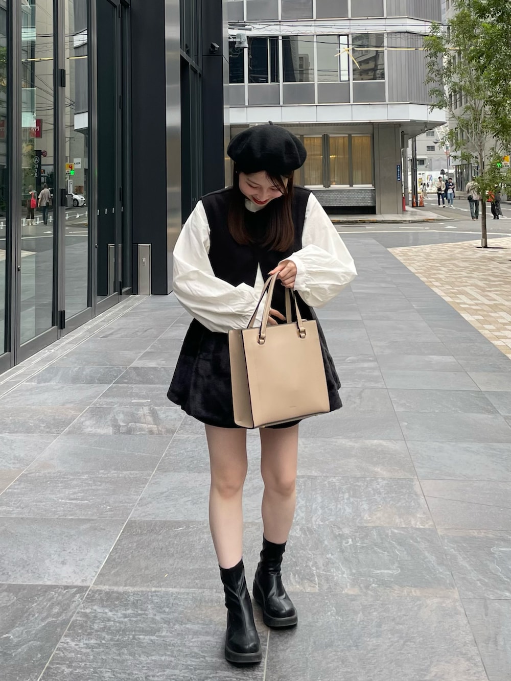 「秋コーデ、レイヤードスタイル、ジレ、休日スタイル、秋服、お出かけコーデ、パンツスタイル、着回しコーデ、秋っぽコーデ更新中、プチプラコーデ、低身長女子、モノトーンコーデ、ブーツ、おしゃ見えテクニック、ベレー帽」｜「Amiurのアイテム（シャツ/ブラウス、ホワイト系）」を使った、yukaさん（レディース・153cm）の秋コーディネートの4枚目の写真