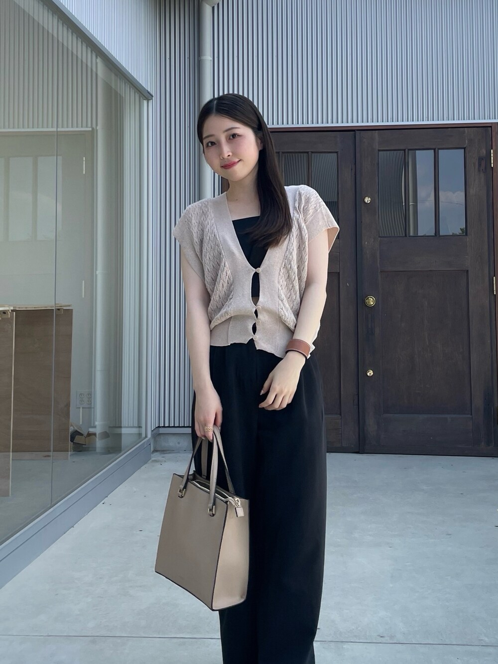 ブラック系のチューブトップ、ベージュ系のベスト、ブラック系のその他パンツを着用したレディースの夏コーディネートの2枚目の写真