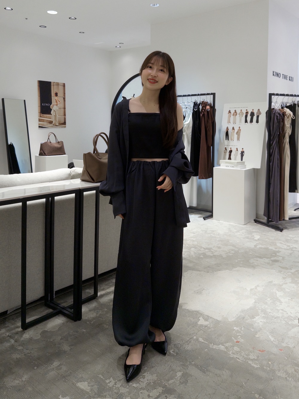 グレー系のシャツ/ブラウス、ブラック系のタンクトップ、グレー系のその他パンツを着用したレディースの秋コーディネートの3枚目の写真