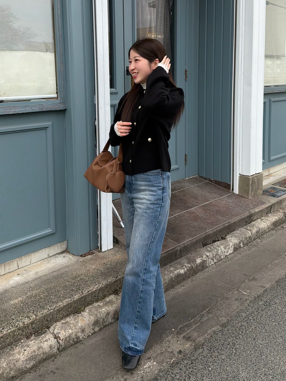 ブラック系のカーディガン/ボレロ、ブルー系のその他パンツ、ブラック系のブーツを着用したレディースの冬コーディネートの2枚目の写真