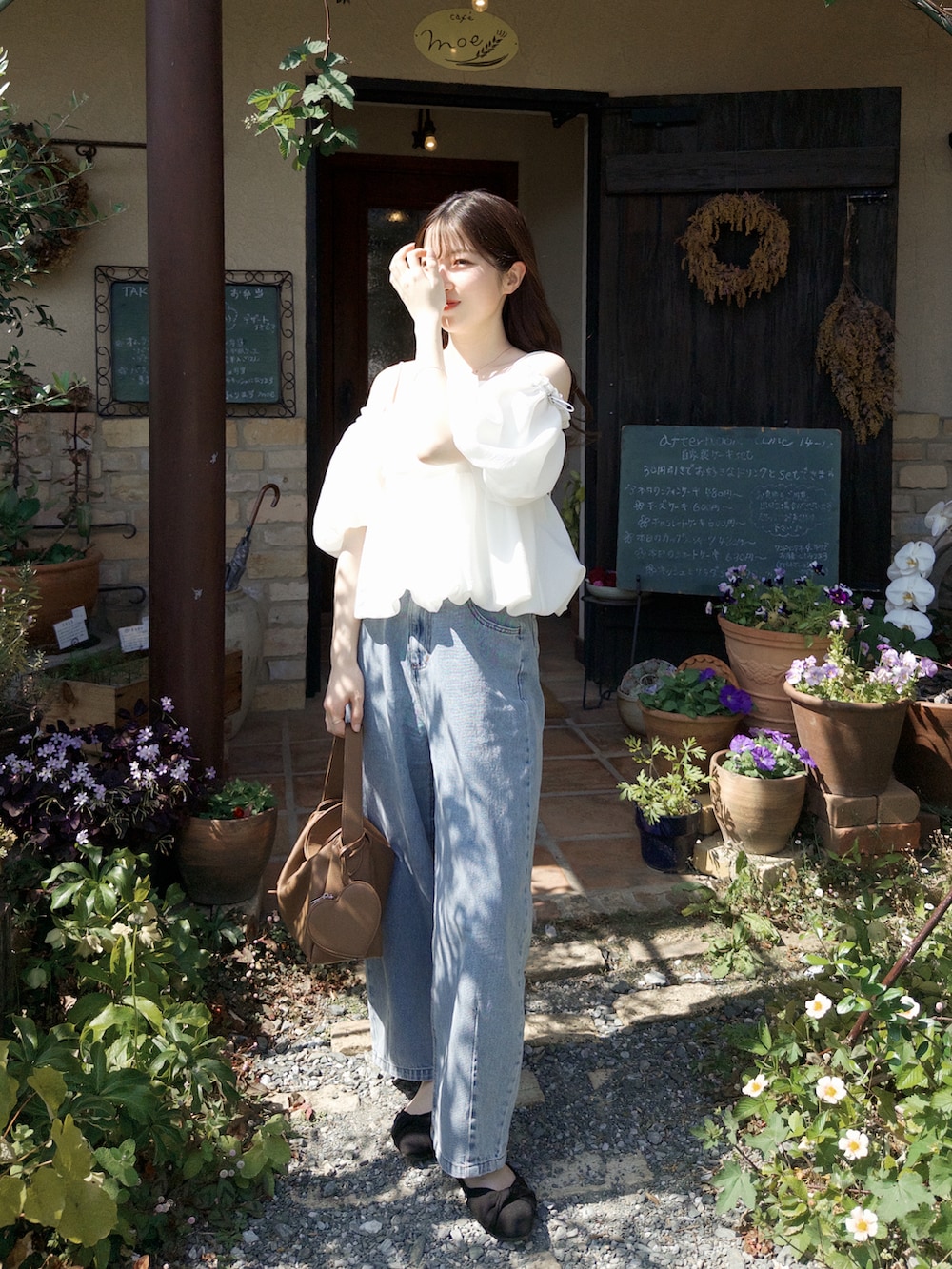 ブルー系のデニムパンツ、ホワイト系のシャツ/ブラウス、イエロー系のハンドバッグを着用したレディースの春コーディネートの5枚目の写真