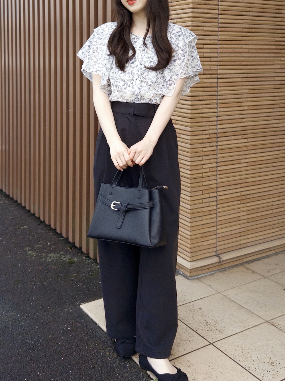 ホワイト系のシャツ/ブラウス、ブラック系のその他パンツ、ブラック系のショルダーバッグを着用したレディースの夏コーディネートの3枚目の写真