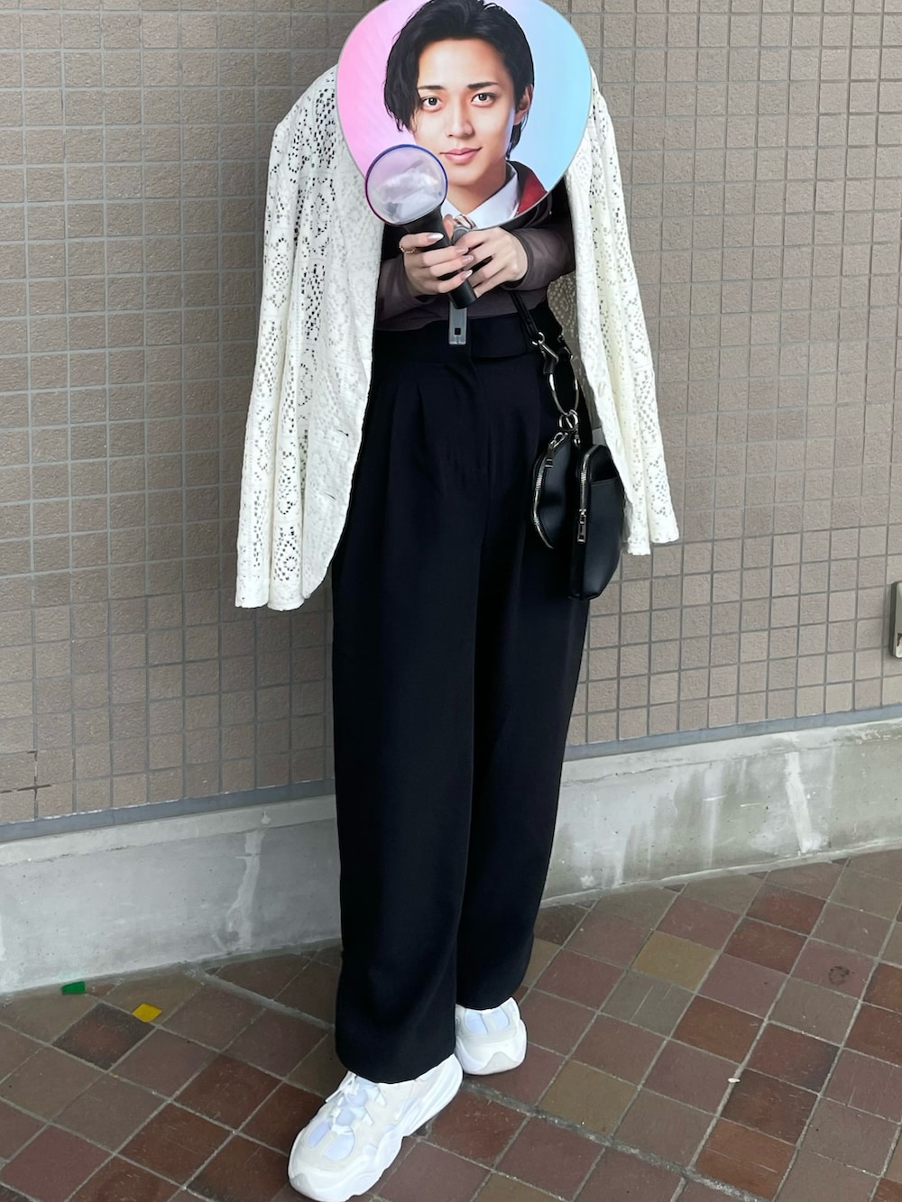 グレー系のTシャツ/カットソー、ブラック系のその他パンツ、ホワイト系のスニーカーを着用したレディースの春コーディネートの4枚目の写真