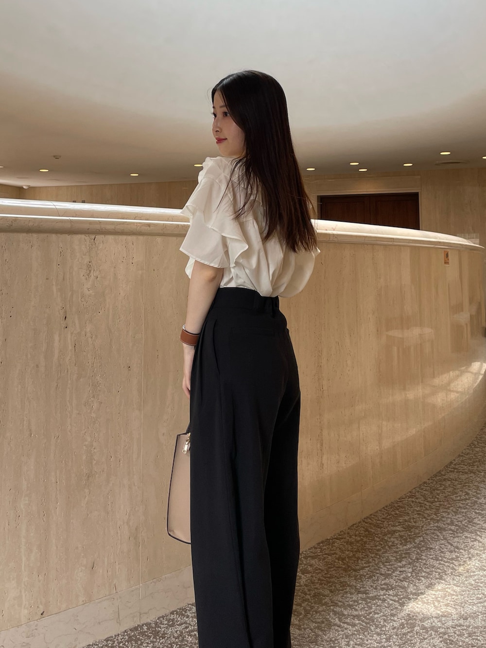 ホワイト系のシャツ/ブラウス、ブラック系のその他パンツ、ベージュ系のバッグを着用したレディースの夏コーディネートの2枚目の写真