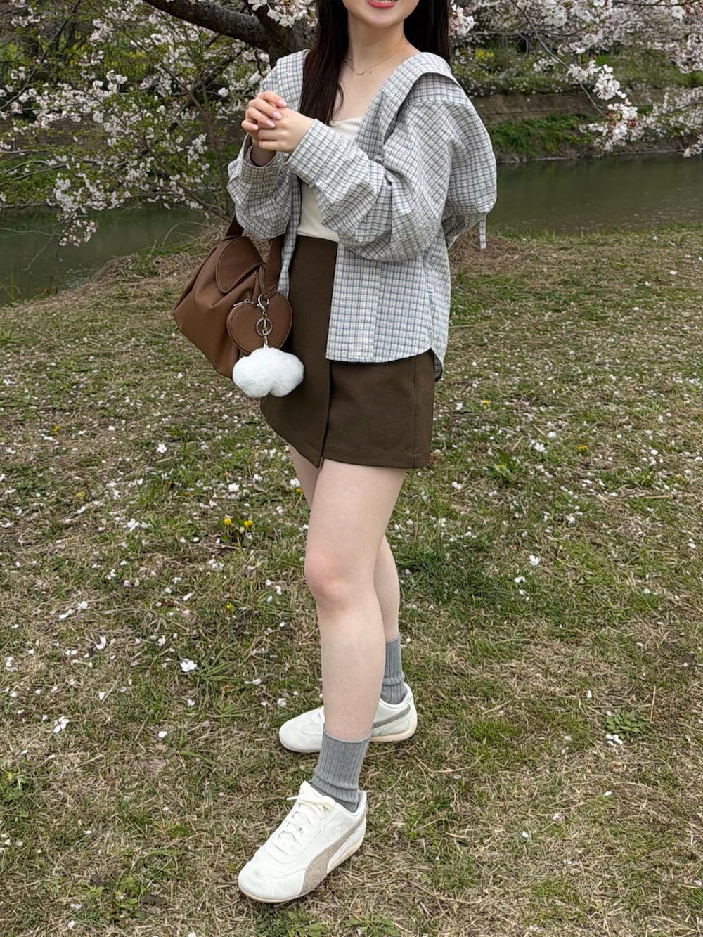 ベージュ系のシャツ/ブラウス、ホワイト系のキャミソール、ブラウン系のスカートを着用したレディースの春コーディネートの3枚目の写真