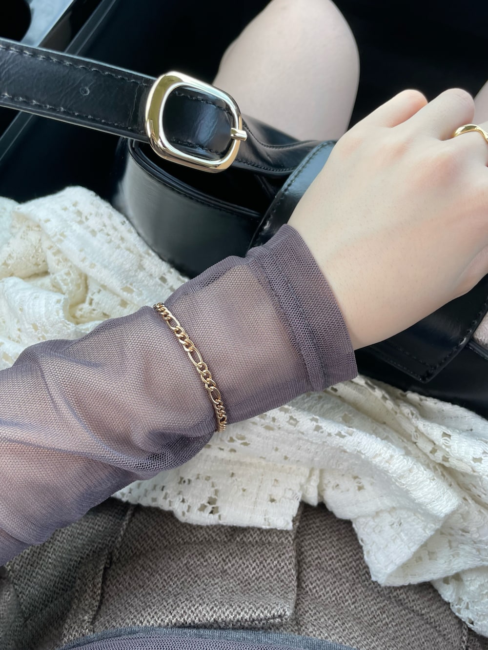 ブラック系のブーツ、グレー系のTシャツ/カットソー、ブラック系のハンドバッグを着用したレディースの秋コーディネートの3枚目の写真