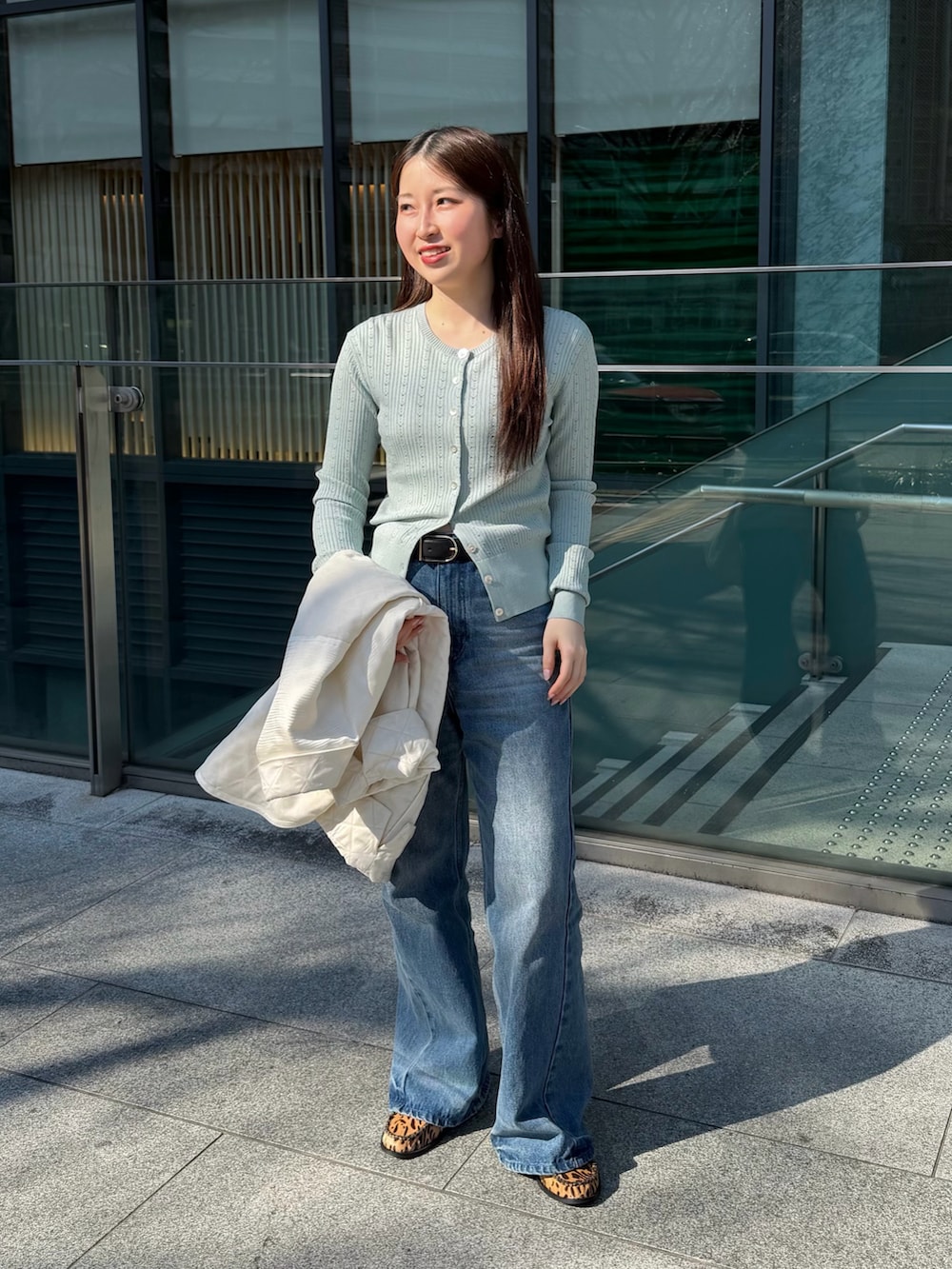 ブルー系のその他パンツ、ブルー系のニット/セーター、ホワイト系のシャツ/ブラウスを着用したレディースの春コーディネートの2枚目の写真