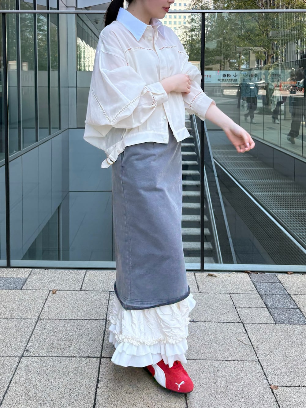 ブラック系のシャツ/ブラウス、ホワイト系のキャミソール、グレー系のスカートを着用したレディースの春コーディネートの5枚目の写真