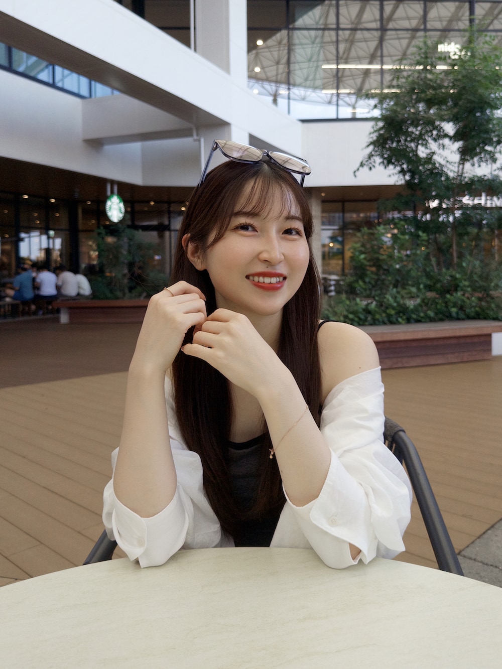 グレー系のTシャツ/カットソー、ホワイト系のシャツ/ブラウス、ブルー系のパンツを着用したレディースの夏コーディネートの3枚目の写真
