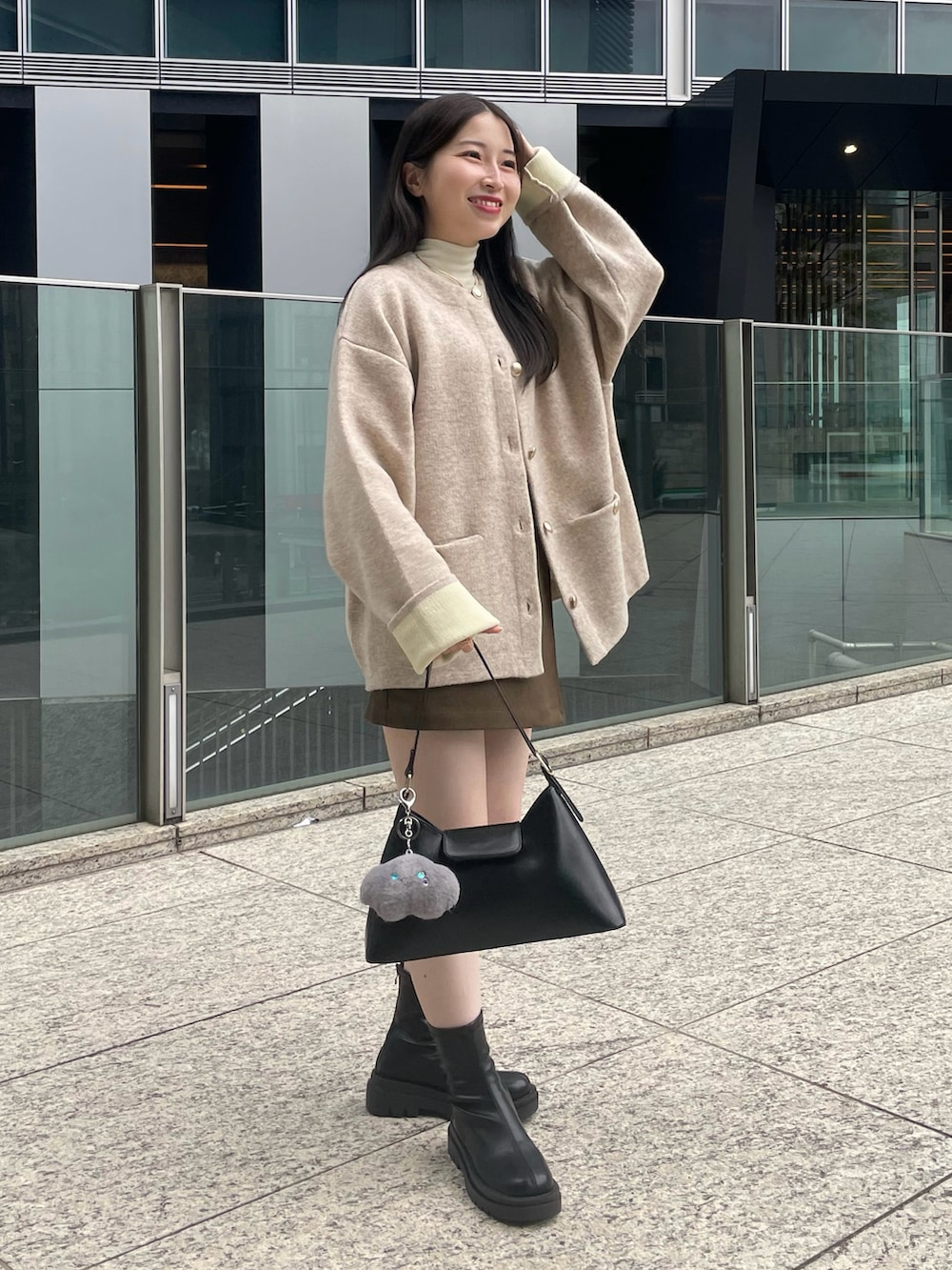 ベージュ系のカーディガン/ボレロ、ブラック系のブーツ、ホワイト系のTシャツ/カットソーを着用したレディースの秋コーディネートの5枚目の写真