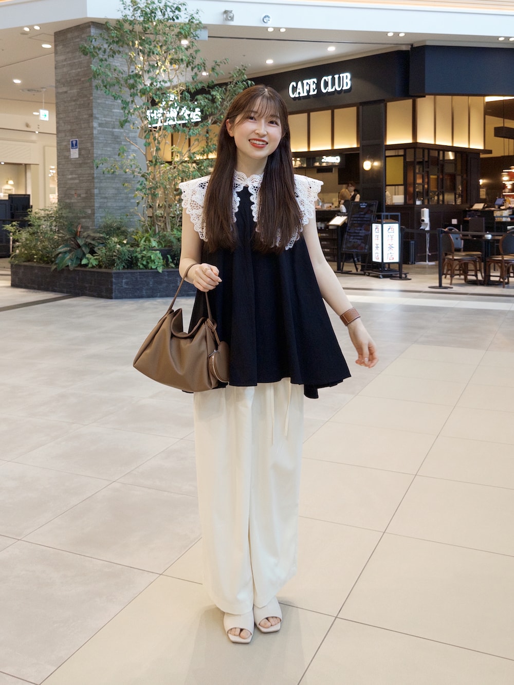 ホワイト系のその他パンツ、ホワイト系のサンダル、イエロー系のハンドバッグを着用したレディースの春コーディネートの2枚目の写真
