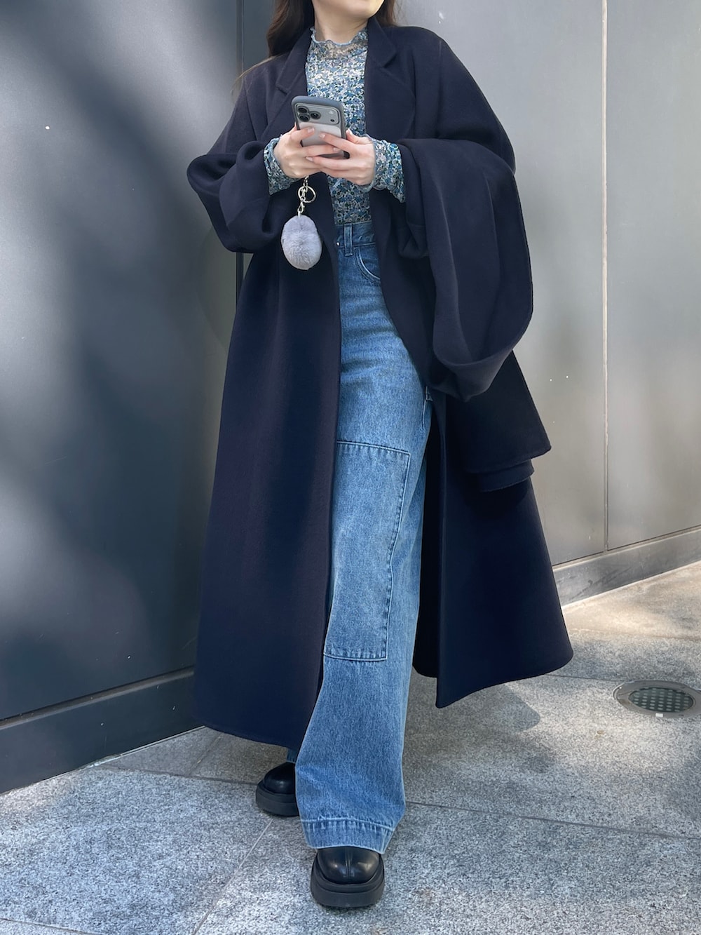 ブラック系のブーツ、ブルー系のTシャツ/カットソー、ブルー系のその他アウターを着用したレディースの秋コーディネートの3枚目の写真